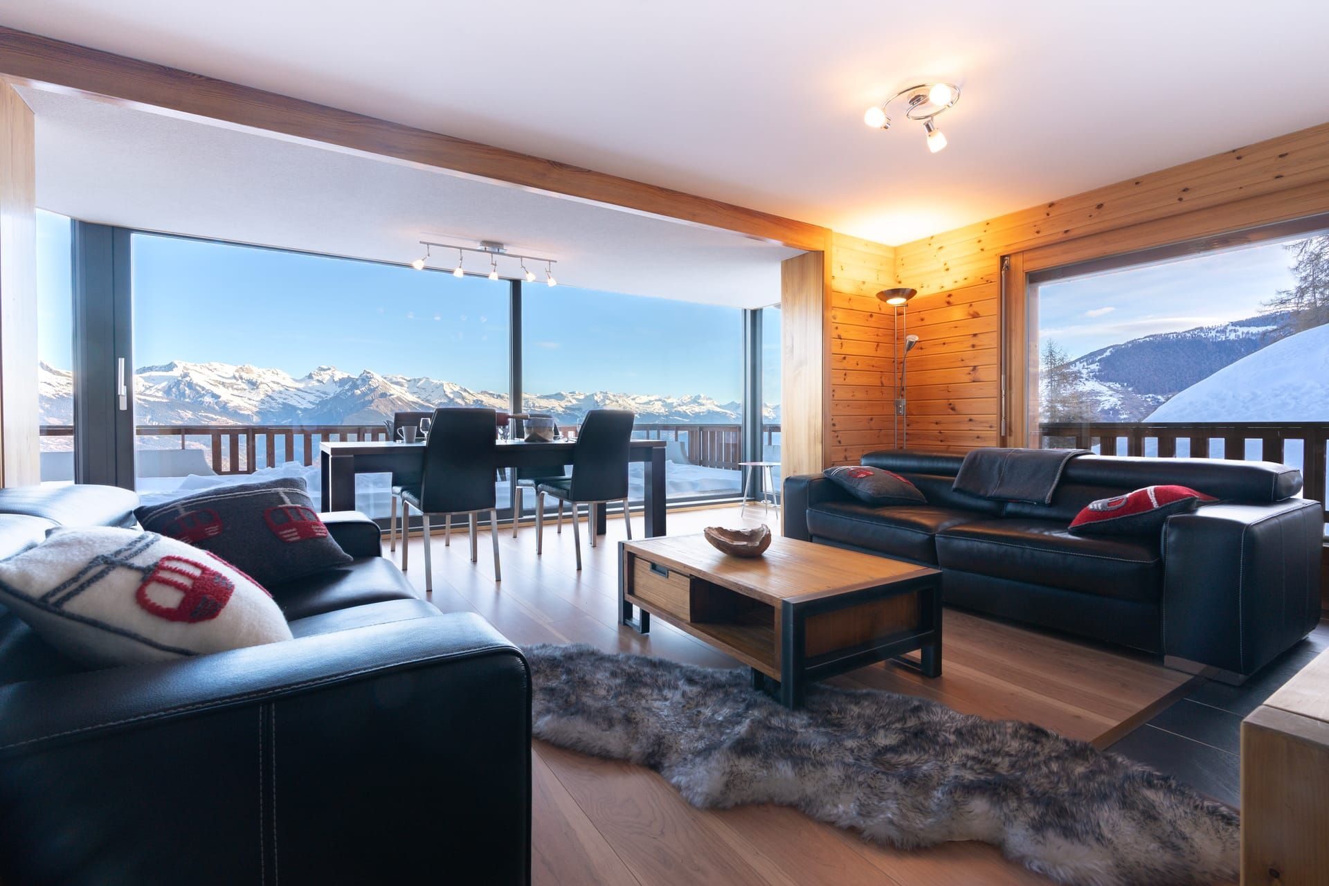 Salon lumineux avec vue sur les montagnes