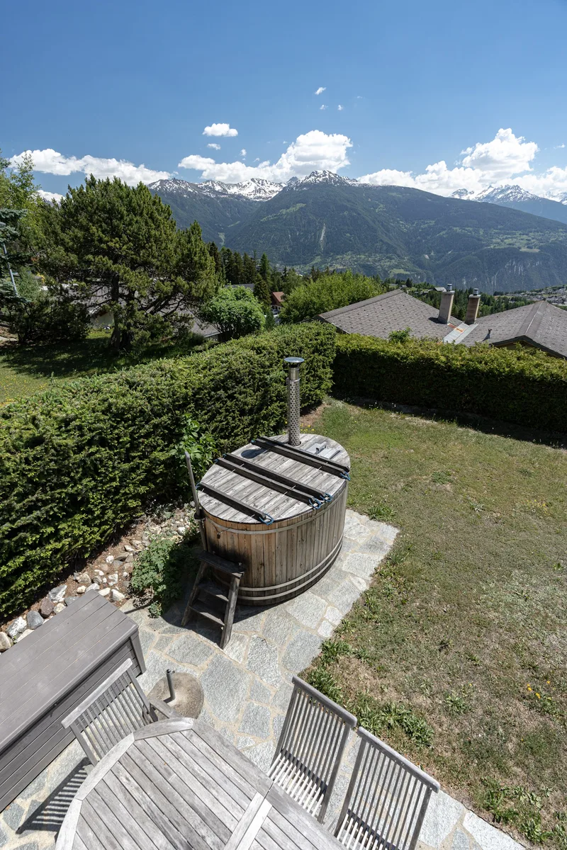 Bain nordique avec vue panoramique sur les Alpes valaisannes, chalet en gestion à Crans-Montana