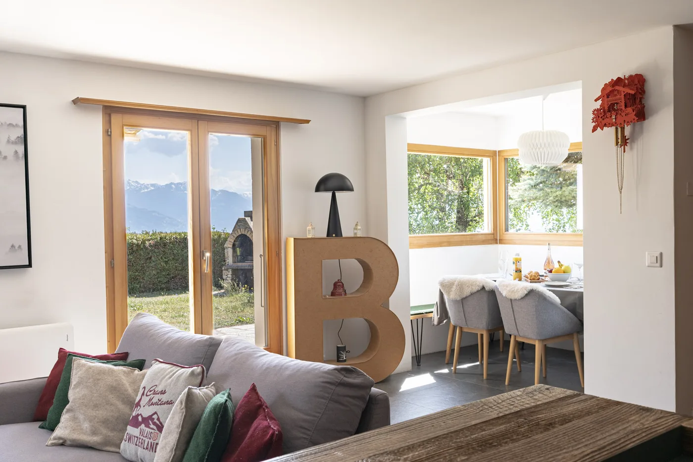 Salon chaleureux avec cheminée d'un chalet en gestion locative à Crans-Montana