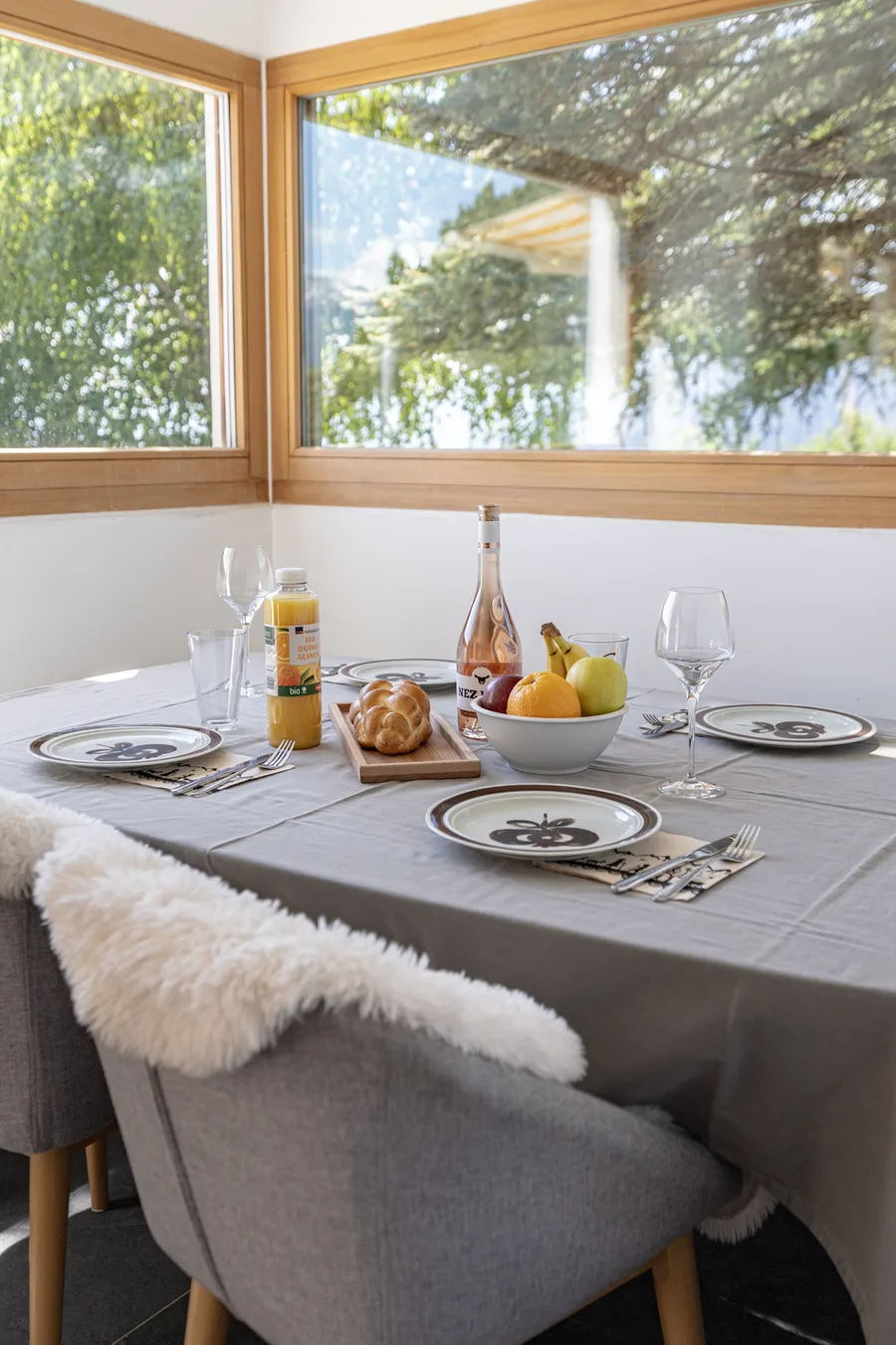 Table dressée dans le séjour d'un chalet à la location à Crans-Montana