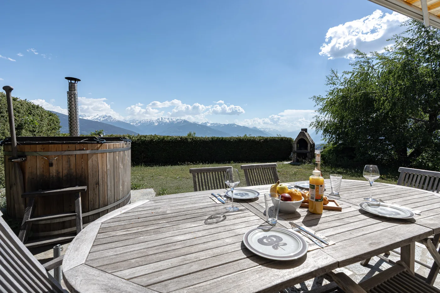 Terrasse avec bain nordique et vue sur la vallée du Rhône d'un chalet en gestion locative à Crans-Montana