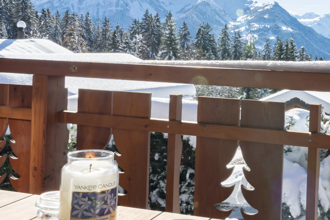 Balcon enneigé avec vue sur les montagnes d'un chalet en gestion locative