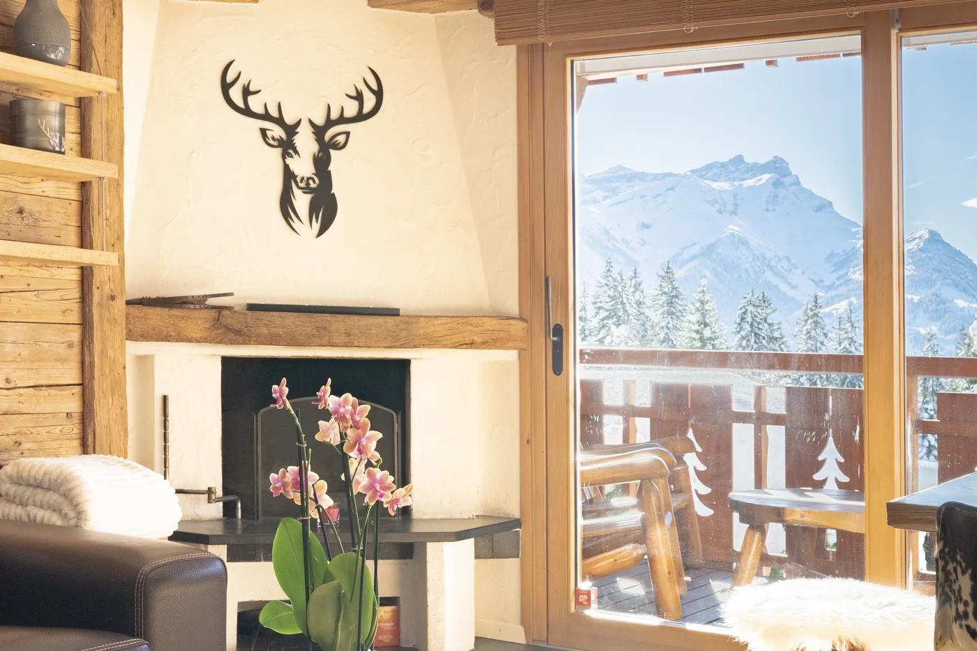 Séjour de chalet avec cheminée et vue enneigée, géré par notre conciergerie