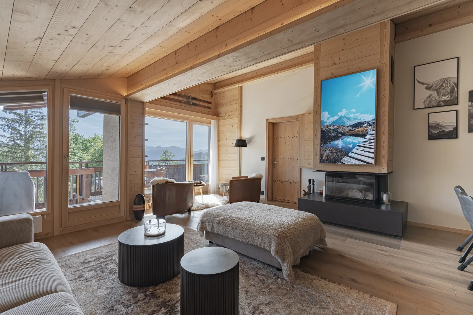 Séjour d'un attique de luxe avec cheminée à Villars-sur-Ollon géré par Séjours Alpin