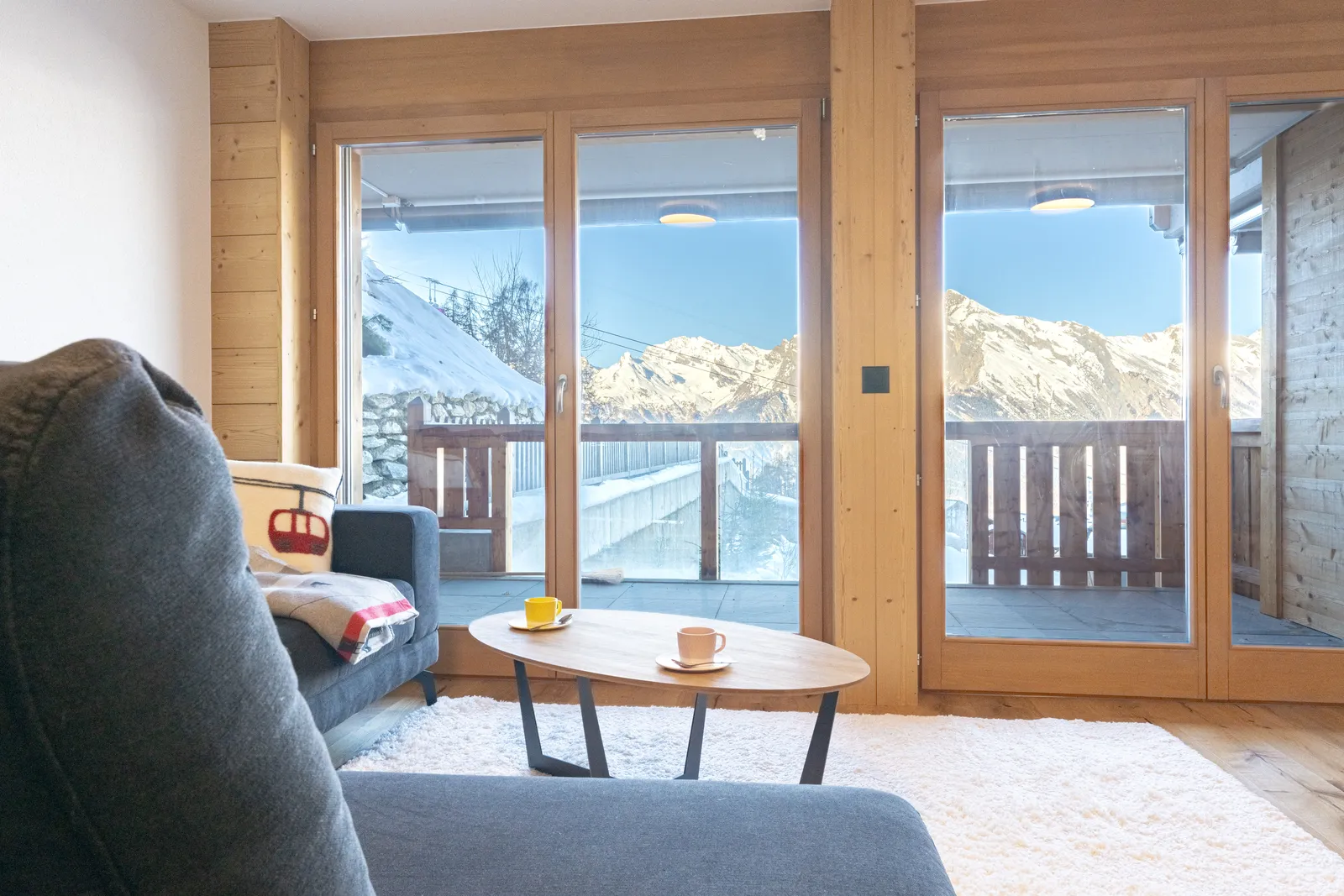 Séjour lumineux avec vue sur les montagnes dans un logement de Nendaz géré par Séjours Alpin