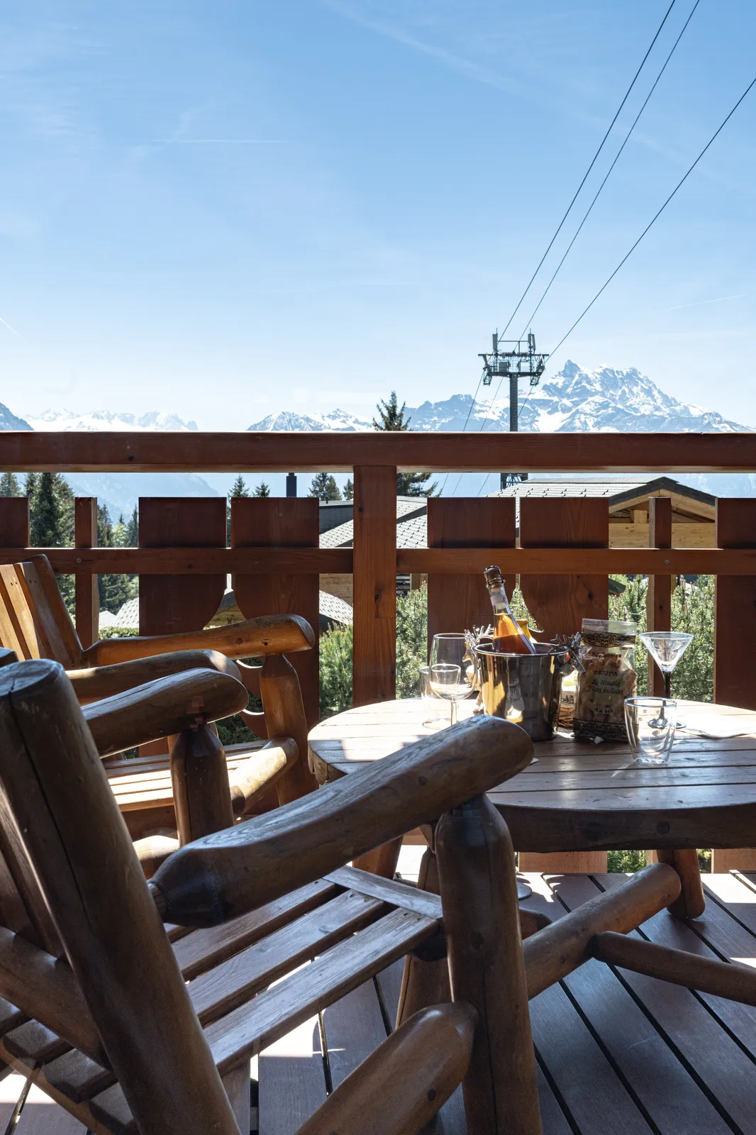 Terrasse d'un chalet géré par Séjours Alpin à Villars-sur-Ollon, vue sur les Alpes vaudoises