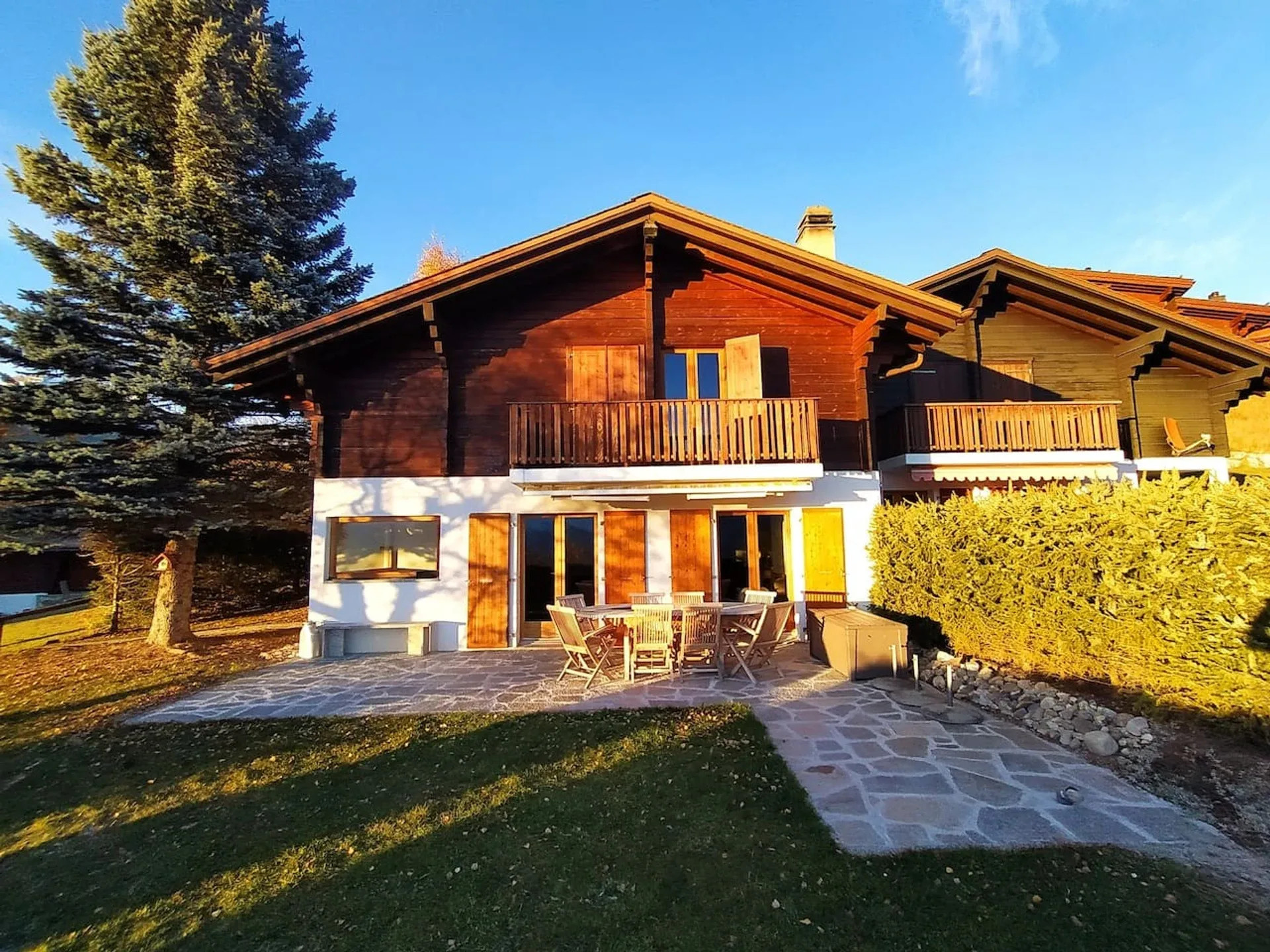 Chalet rental in Crans-Montana: semi-detached chalet with panoramic views