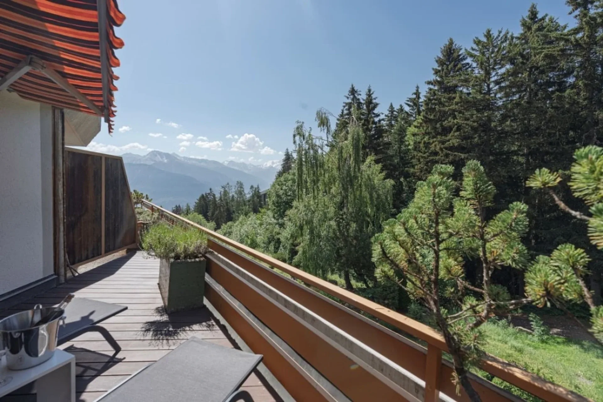 Holiday studio with pool in Crans-Montana
