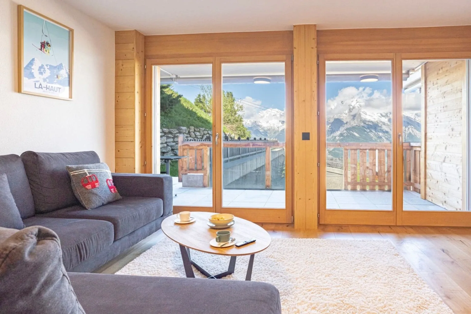 Holiday apartment rental in Nendaz: living room with mountain views