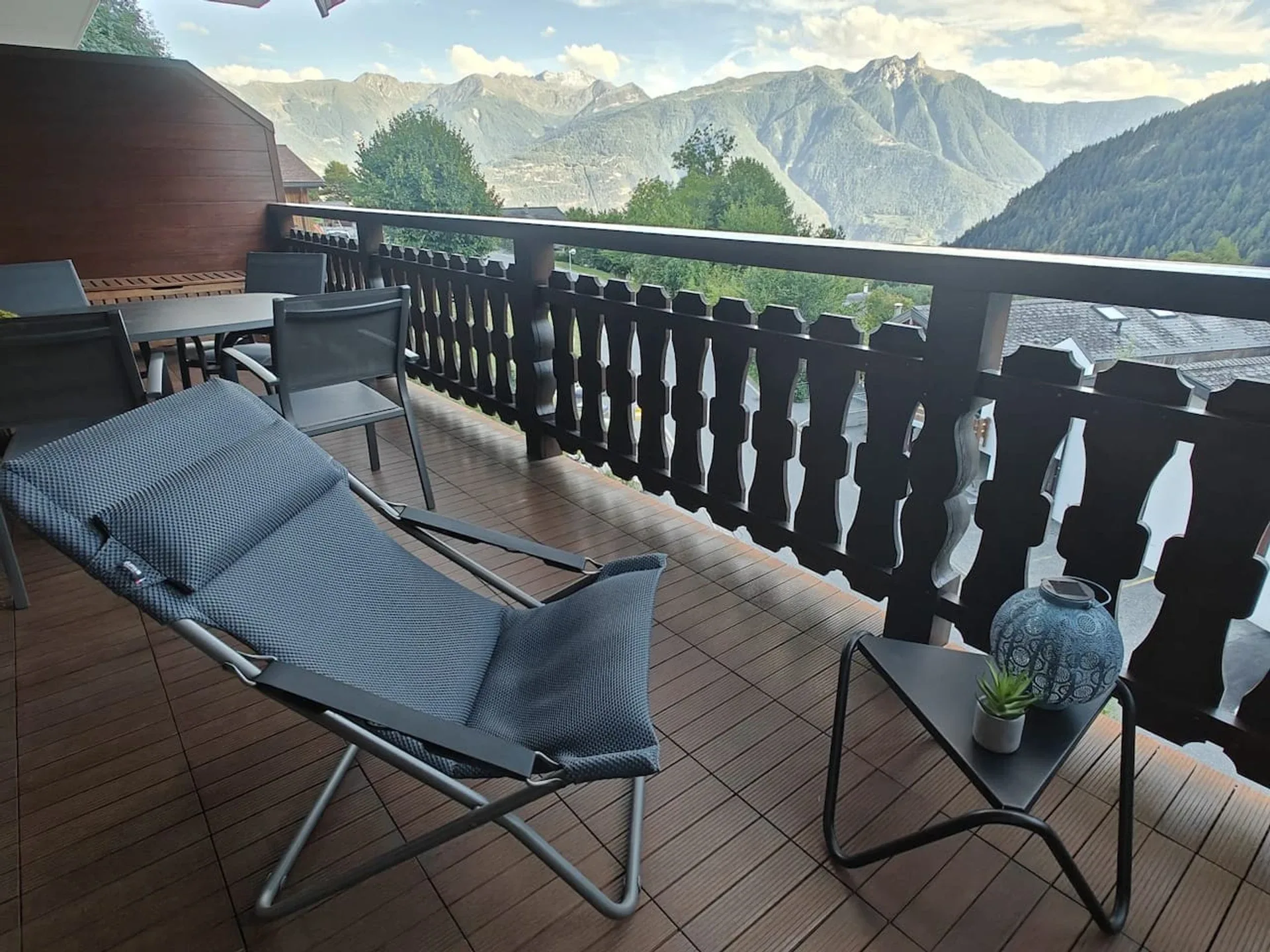 Holiday apartment rental in Ovronnaz: south-facing balcony over the mountains