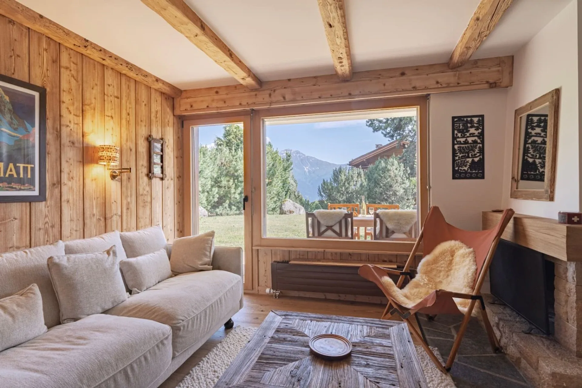 Holiday apartment rental in Verbier: living room with terrace and mountain views
