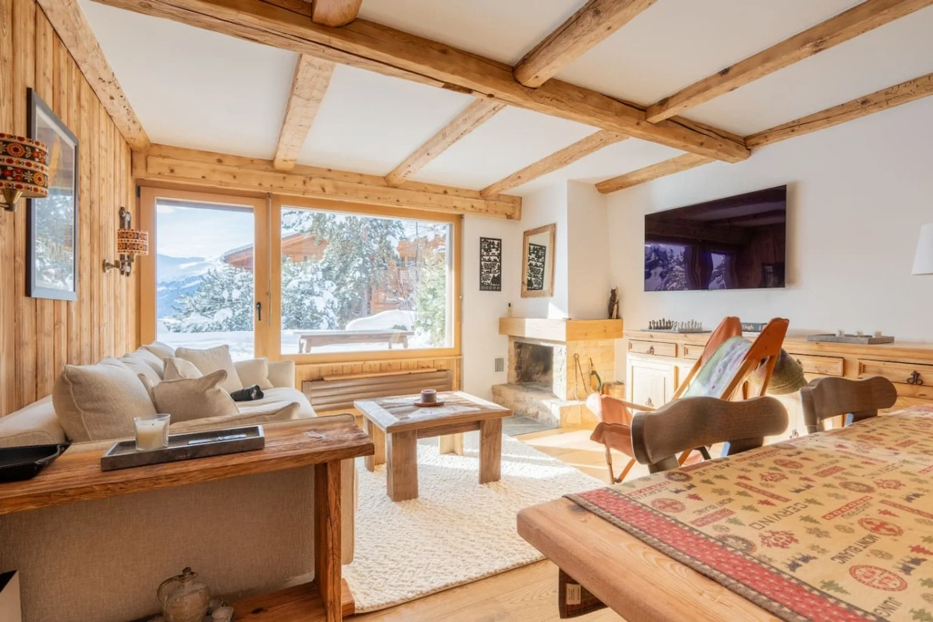 Helles Schlafzimmer einer Ferienwohnung in Verbier