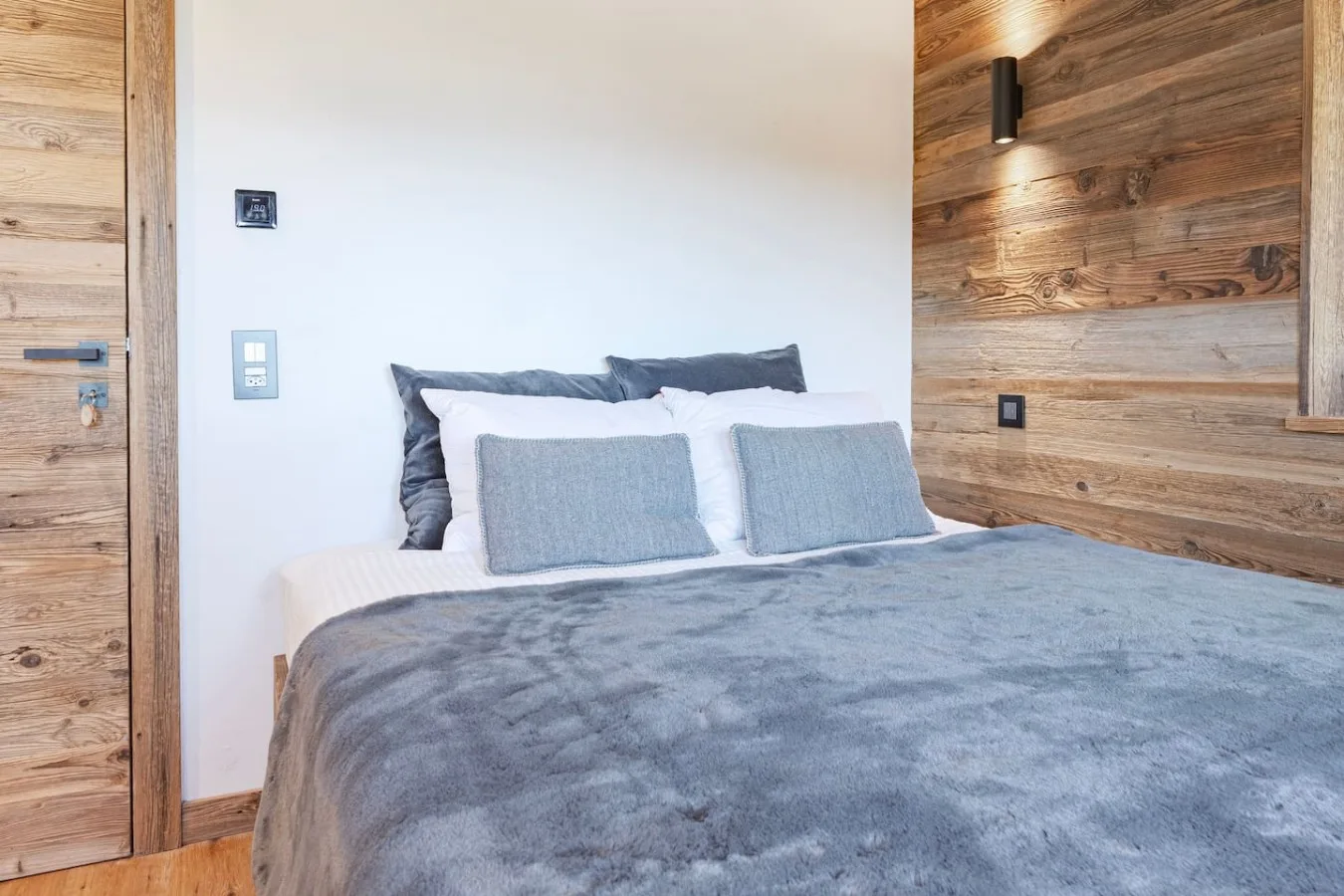 Bedroom with double bed and desk corner, apartment with hammam in Villars-sur-Ollon