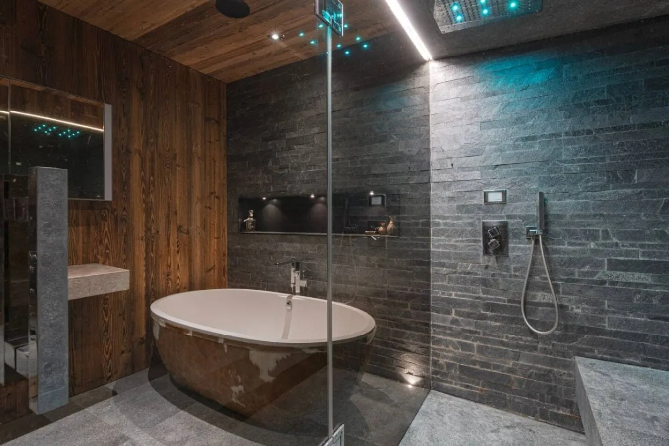 Hammam shower with chromotherapy lighting, Avenue Centrale apartment in Villars-sur-Ollon