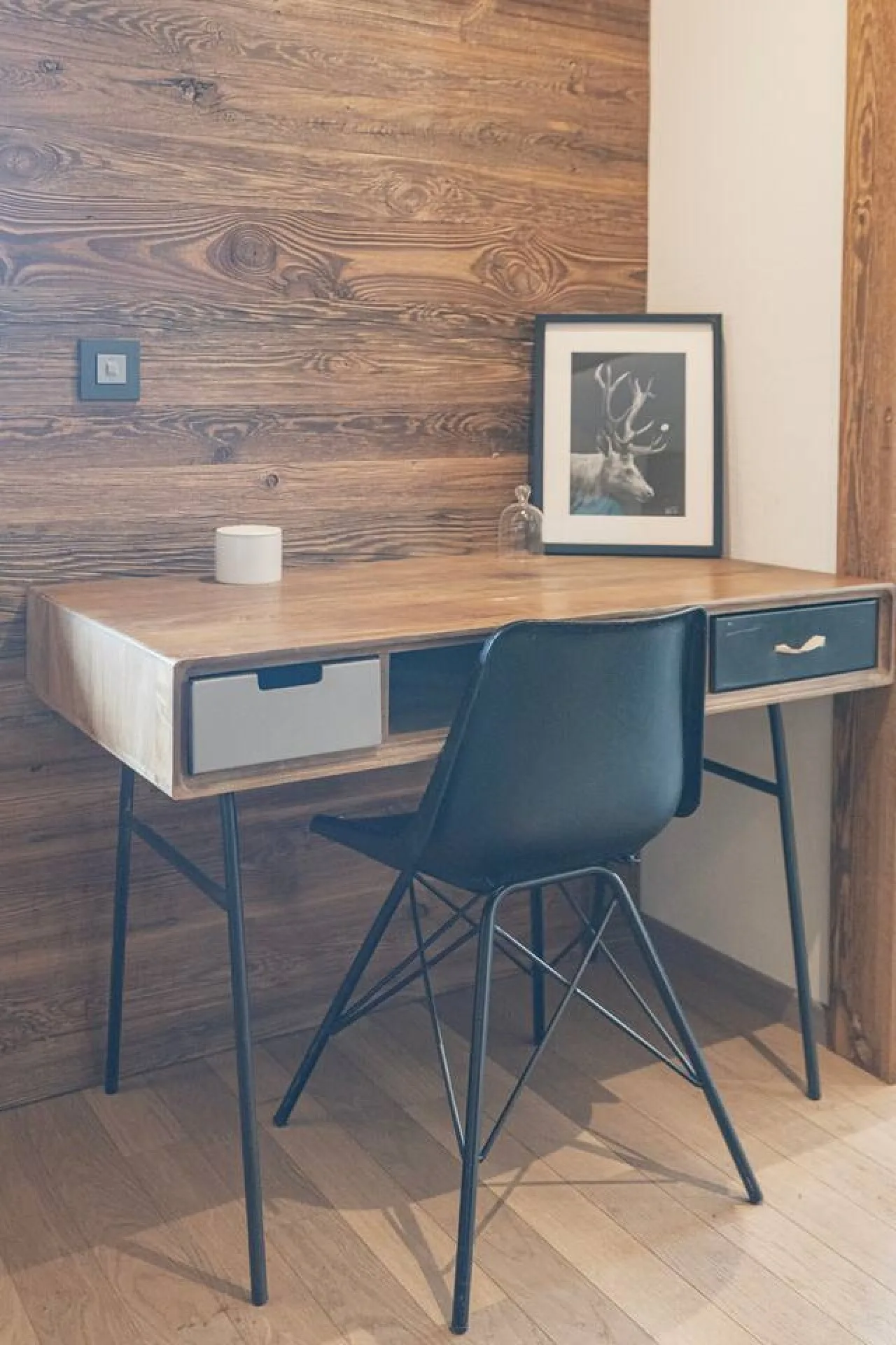 Desk corner for remote work in the old-wood chalet apartment, Villars-sur-Ollon