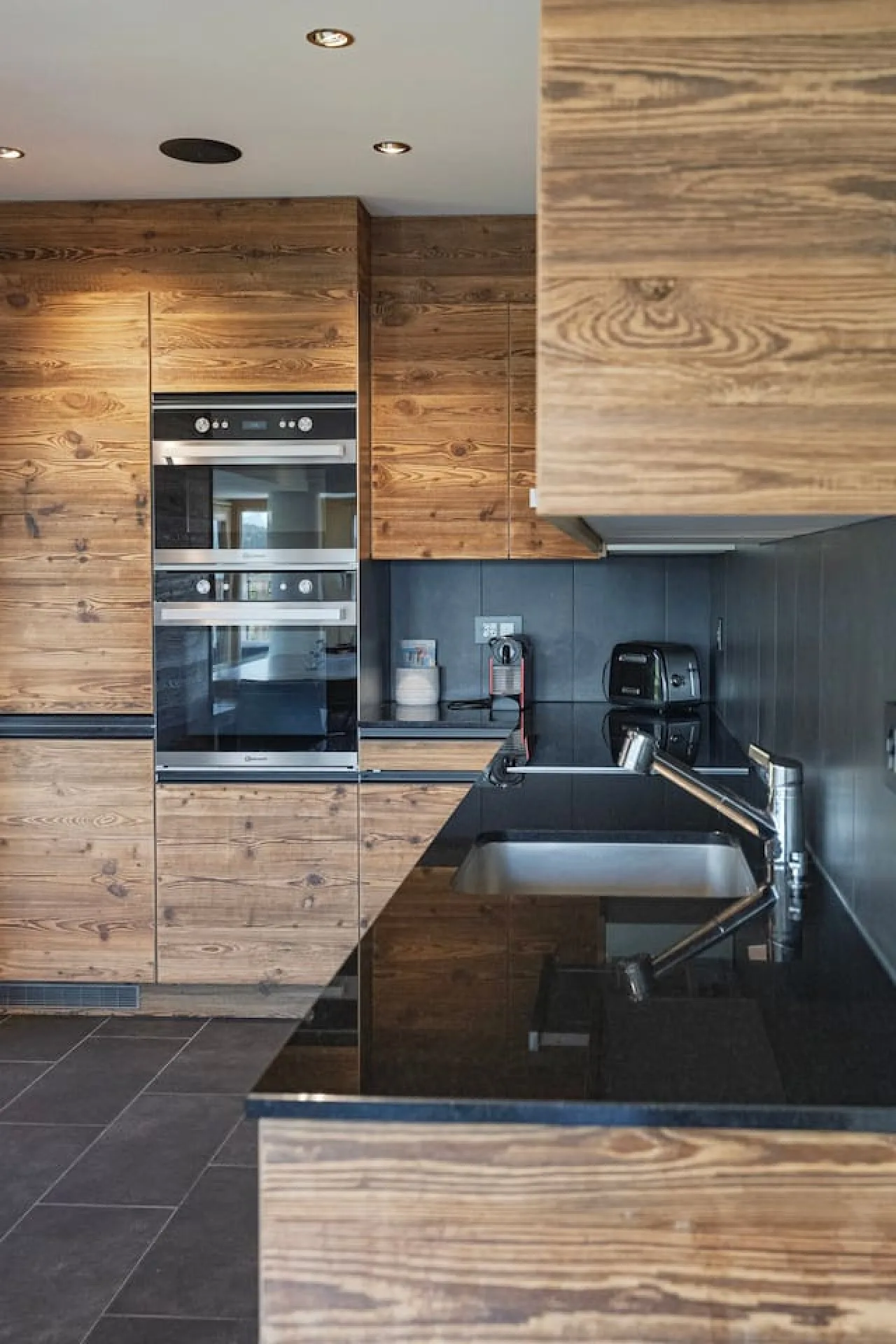 Old-wood and black granite kitchen with oven and Nespresso, apartment in Villars