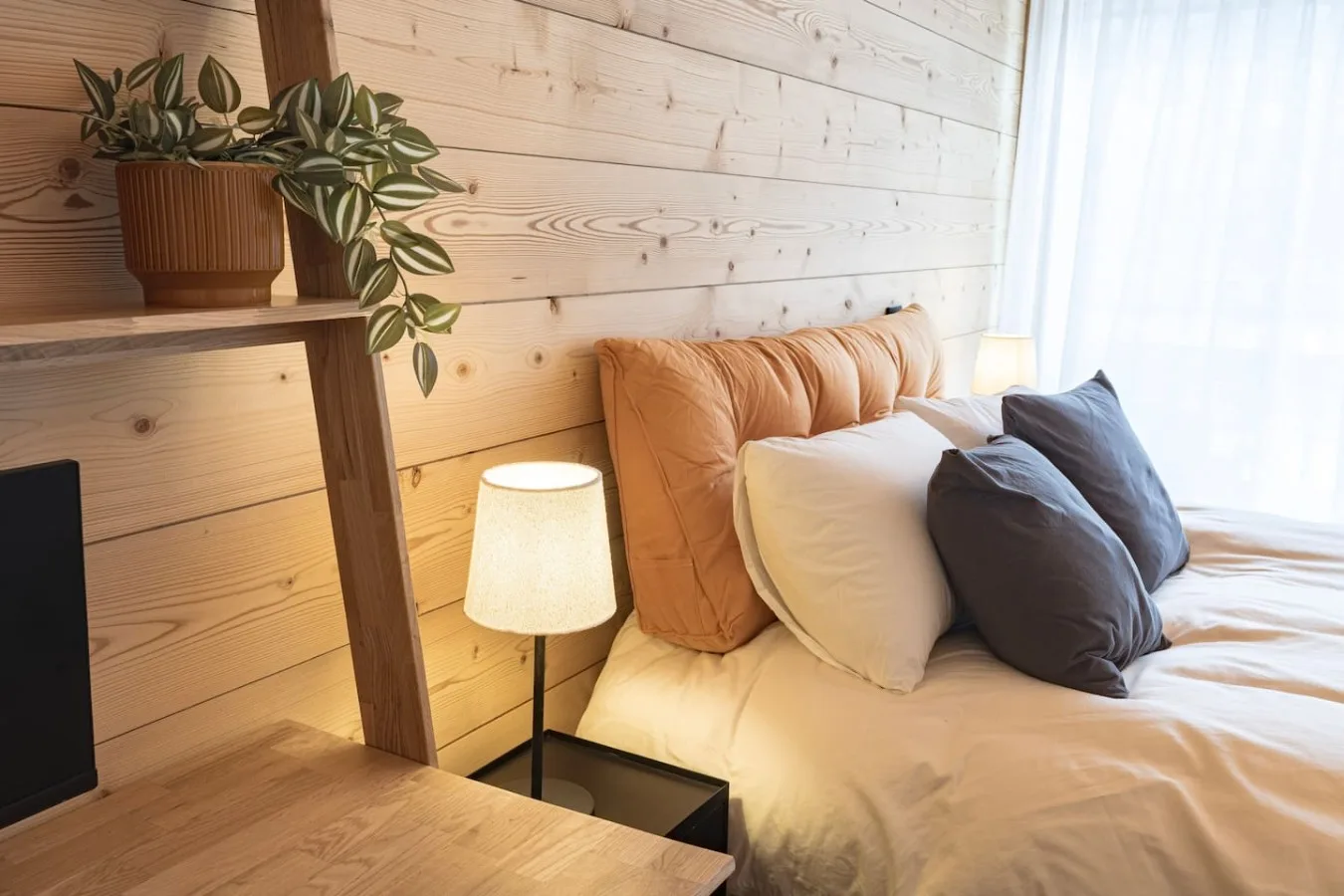 Third bedroom of the penthouse with double bed and wooden headboard, Villars-sur-Ollon