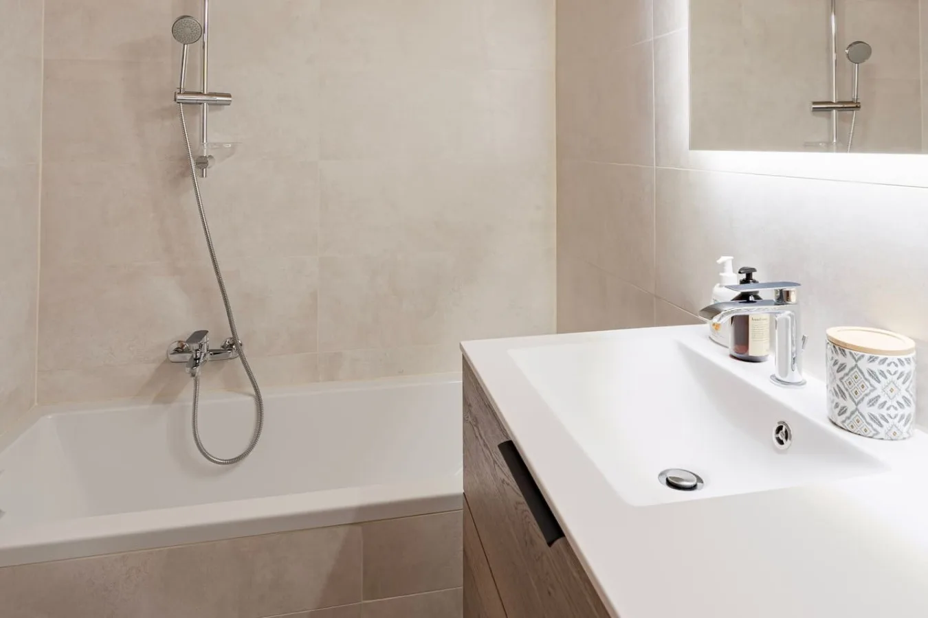 Light bathroom with bath, luxury penthouse in Villars-sur-Ollon