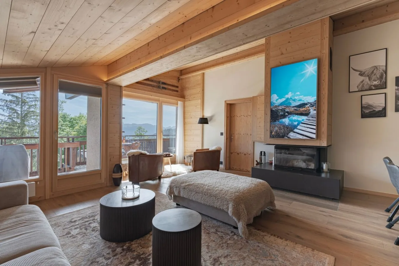 Open living room under the panelled cathedral ceiling, luxury penthouse in Villars-sur-Ollon
