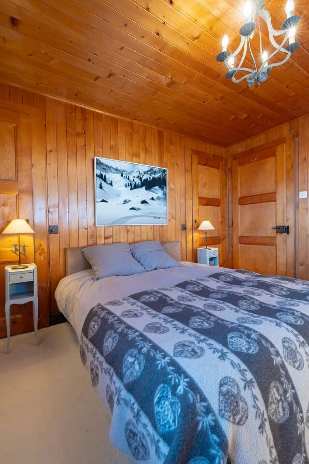 Wooden double bedroom with window onto the mountains, chalet in Villars