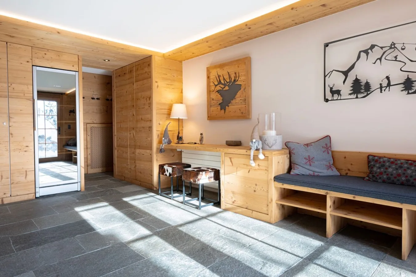 Fitted entrance hall of the chalet with the two fold-away beds, Villars