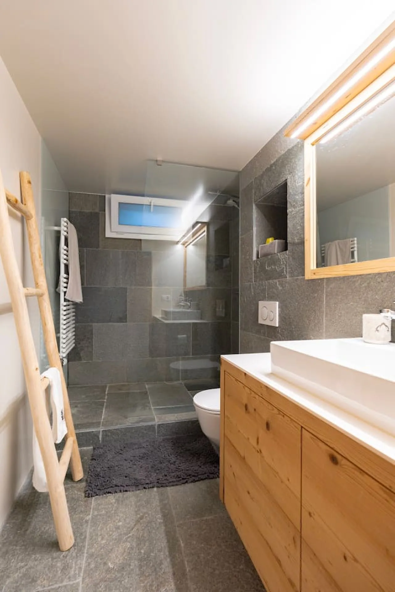 Modern bathroom with walk-in shower, family chalet Villars-sur-Ollon