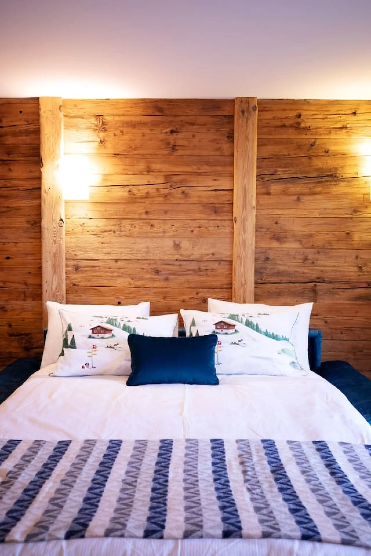 Wooden double bedroom with blue cushions, apartment in Villars