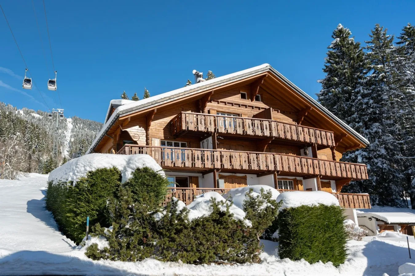 Wooden residence of the apartment under the snow, near the Villars-sur-Ollon gondola