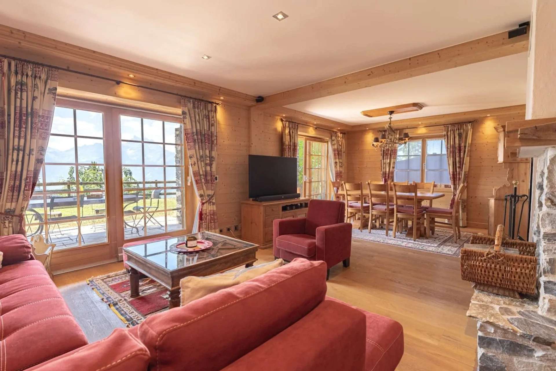 Living room of a chalet for rent in Villars-sur-Ollon with mountain views