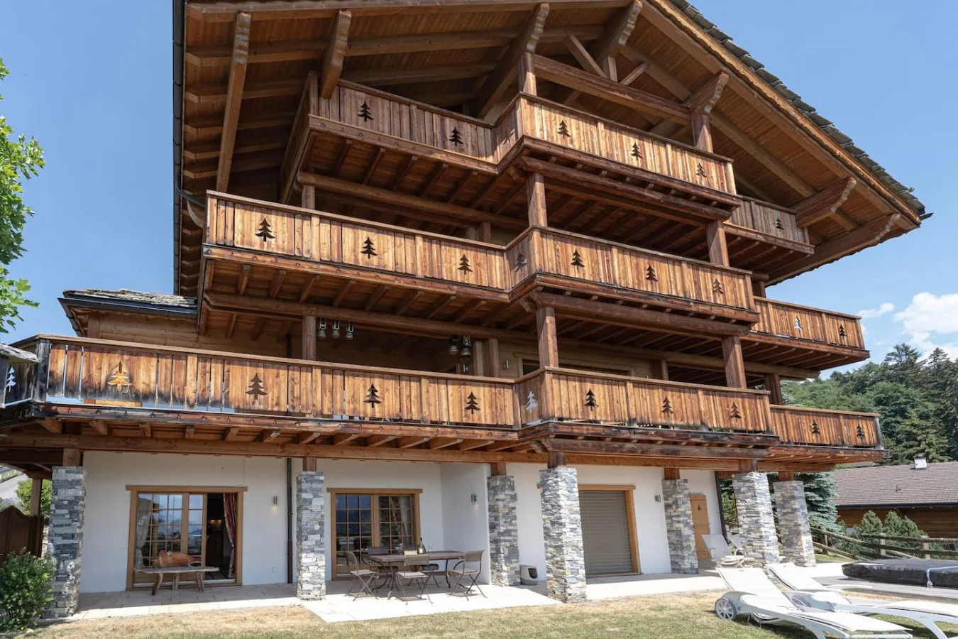 Chalet on Avenue Centrale housing the garden-level apartment with sauna, Villars-sur-Ollon