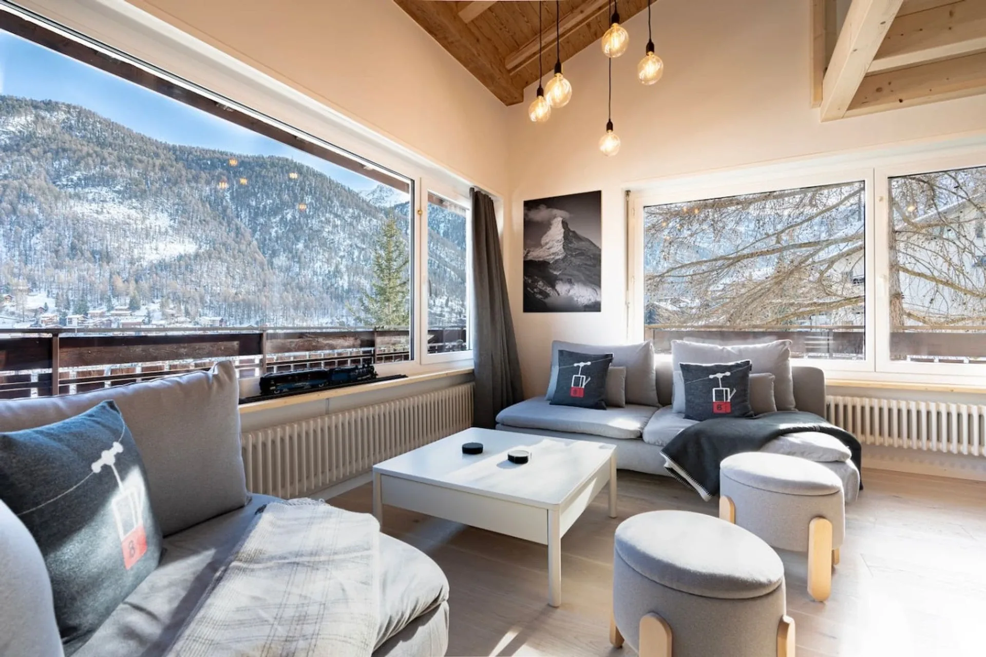 Holiday apartment rental in Zermatt: bright living area with mezzanine