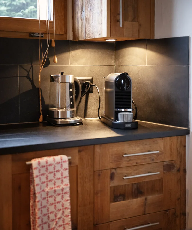 Cuisine équipée en vieux bois d'un appartement en gestion locative