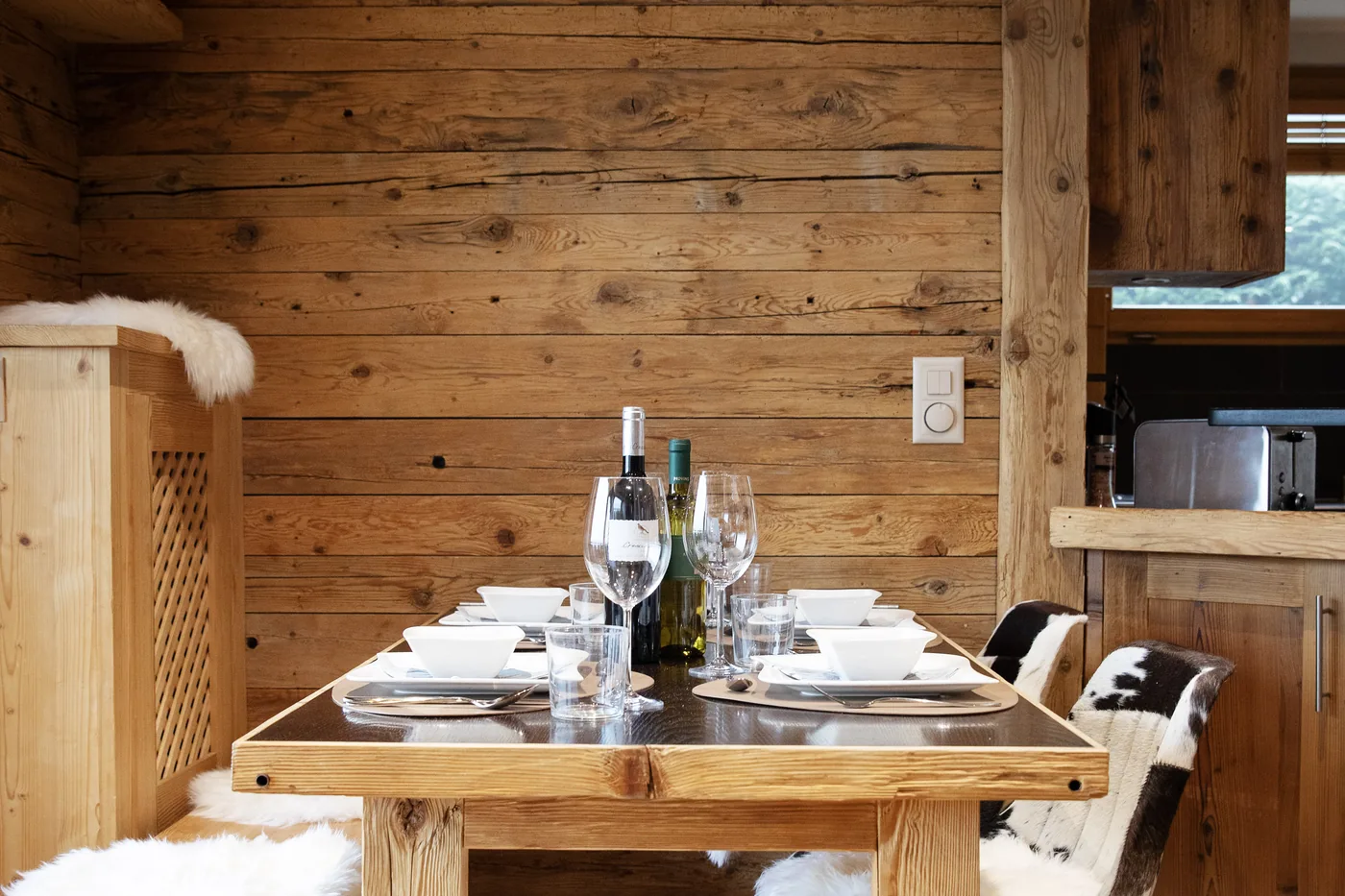 Table à manger en bois massif d'un appartement en gestion locative par notre conciergerie