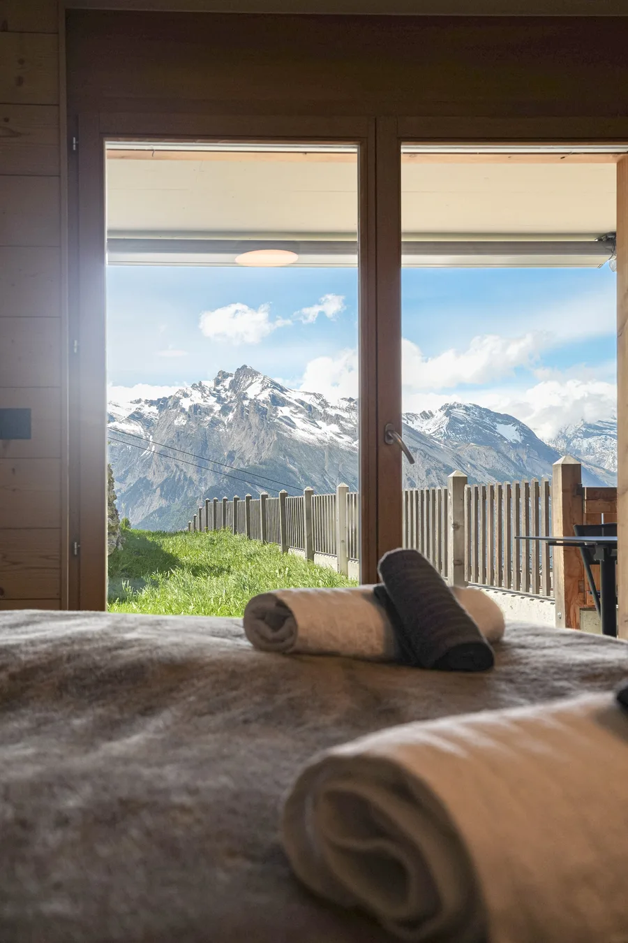 Chambre avec vue sur les montagnes d'un appartement en location à Nendaz, géré par notre conciergerie