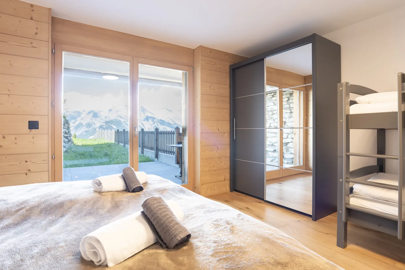 Chambre lumineuse d'un appartement en gestion locative à Nendaz