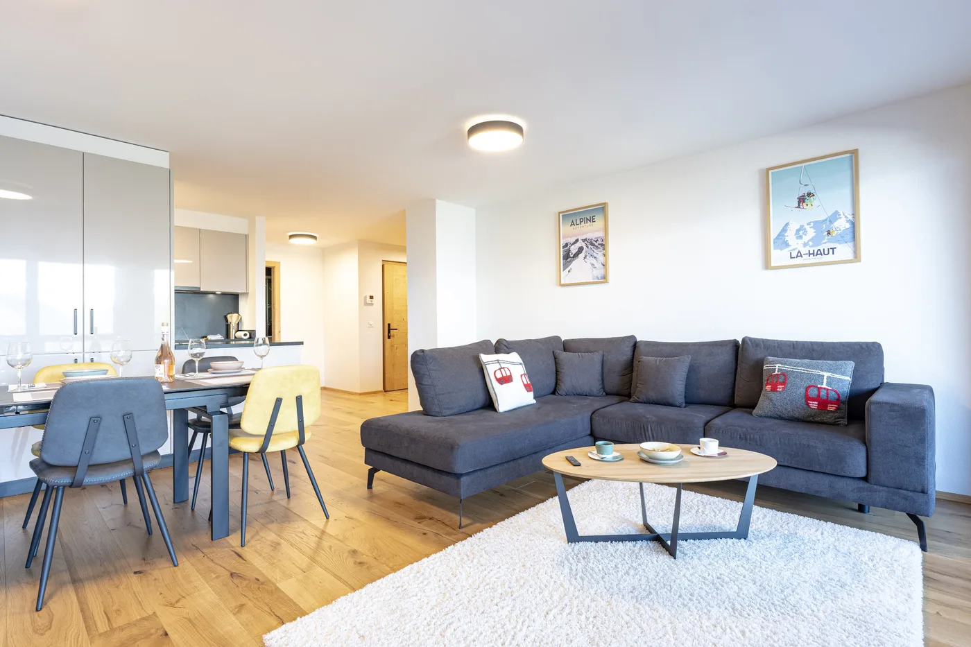 Séjour moderne et lumineux d'un appartement en gestion locative à Nendaz
