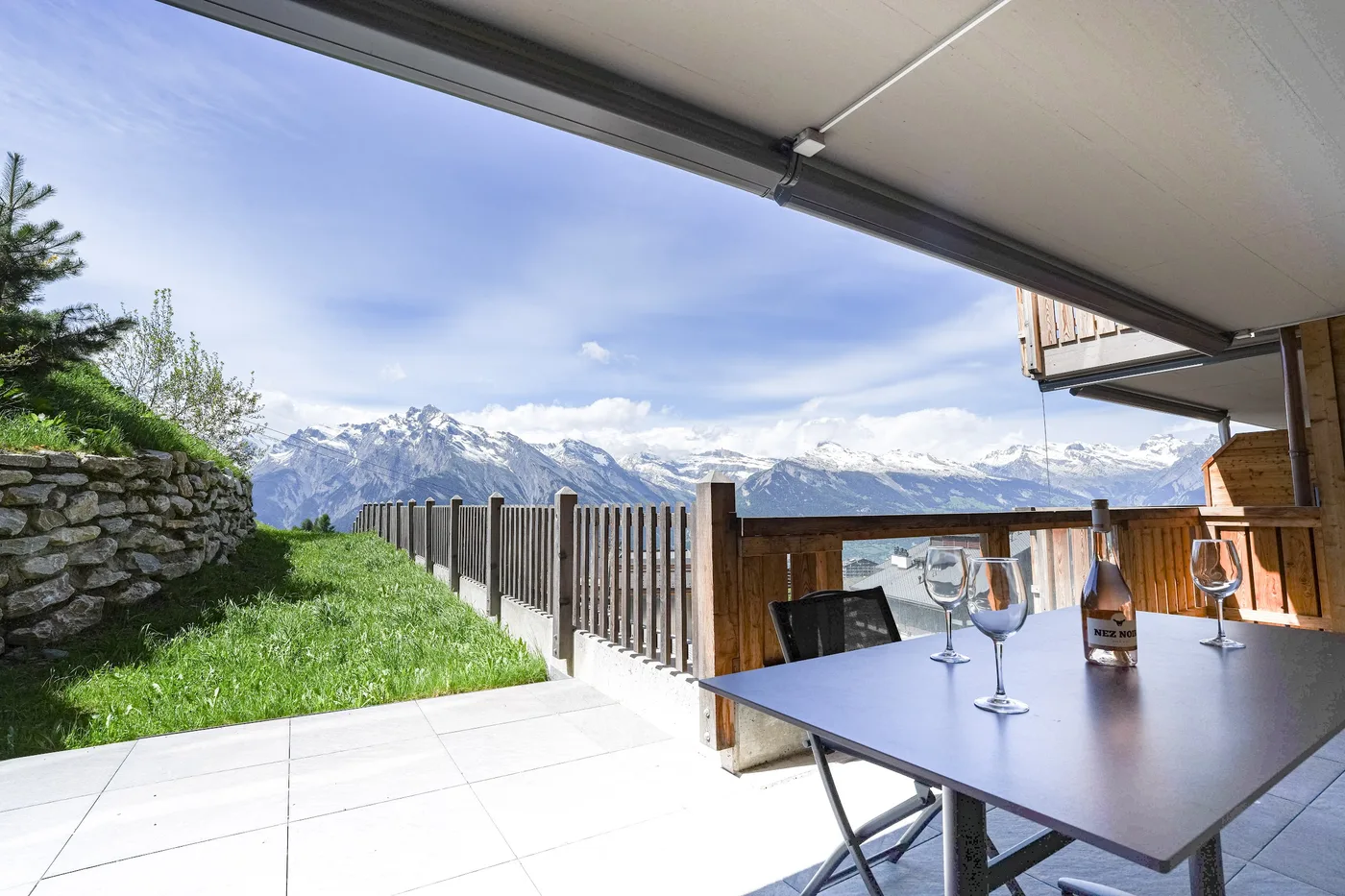 Terrasse avec vue sur la vallée du Rhône d'un appartement en location courte durée à Nendaz