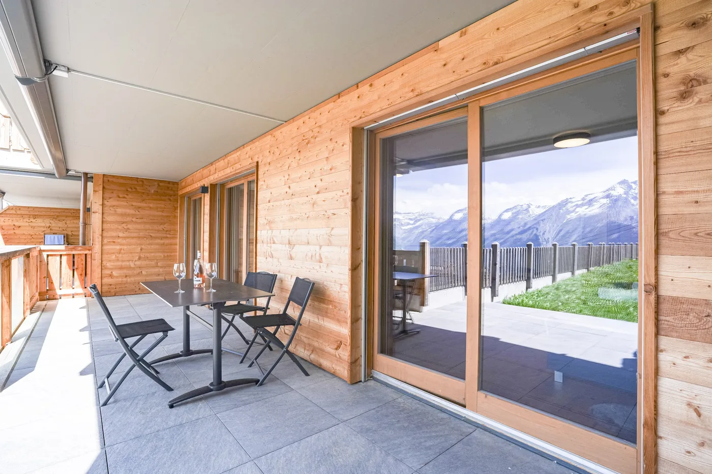 Terrasse avec mobilier extérieur d'un appartement en gestion locative à Nendaz