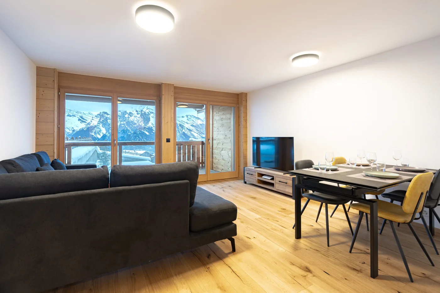 Salon lumineux avec vue sur les montagnes d'un appartement en gestion locative à Ovronnaz