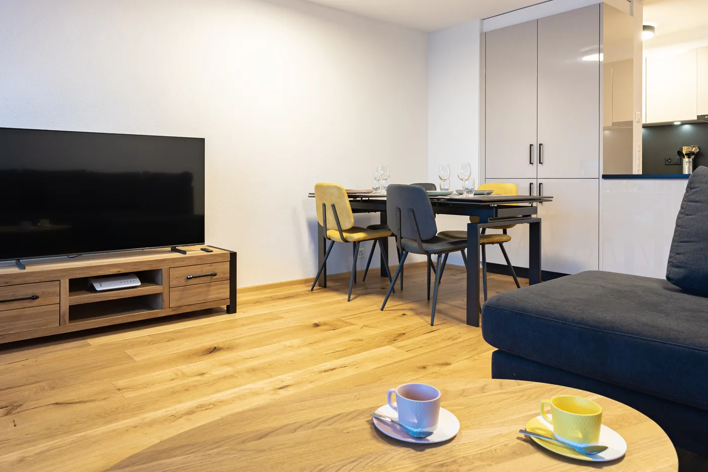 Séjour avec TV et coin repas d'un appartement en location à Ovronnaz, géré par notre conciergerie