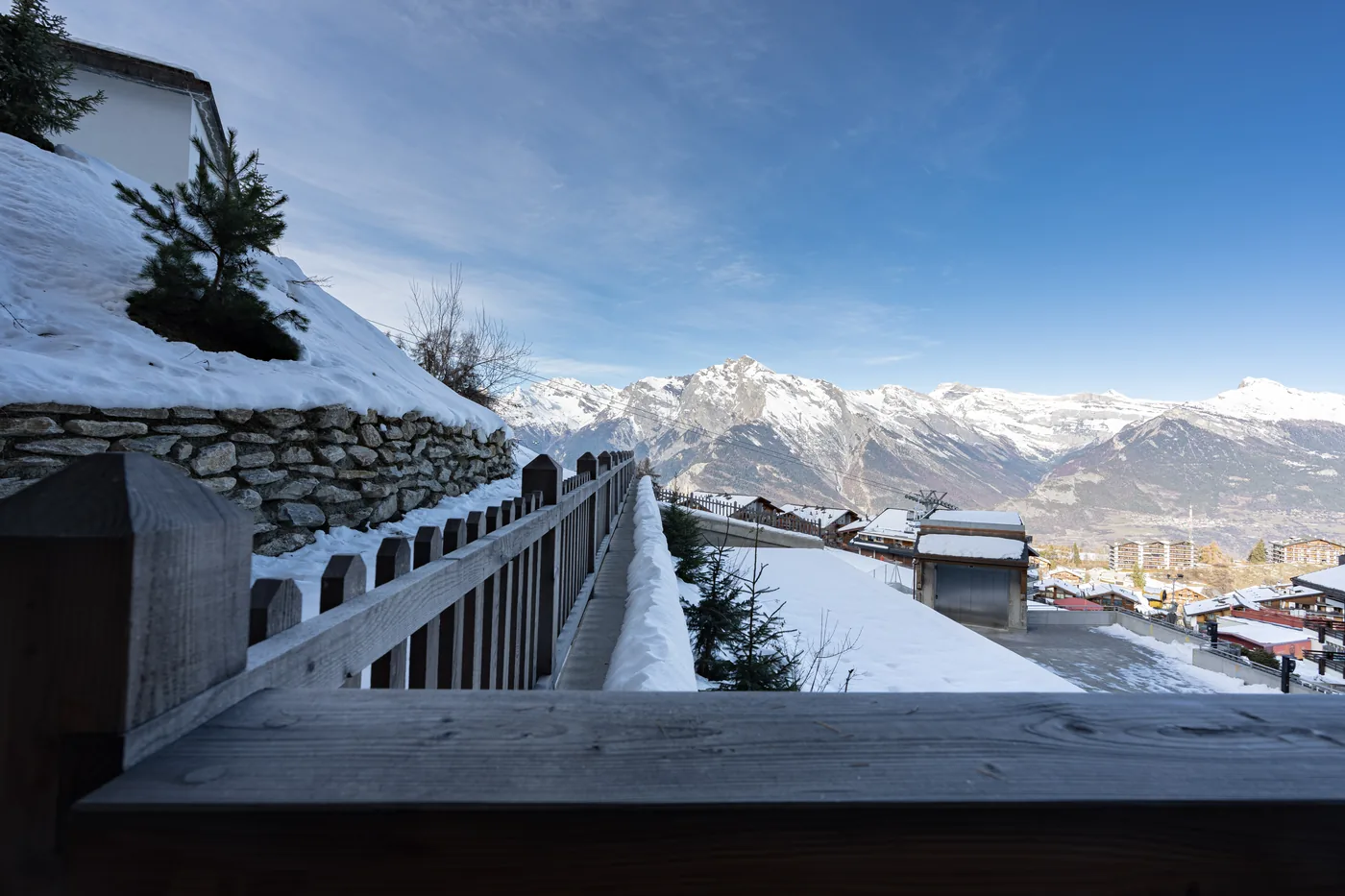 Terrasse avec vue sur les Alpes valaisannes d'un appartement en gestion locative à Ovronnaz