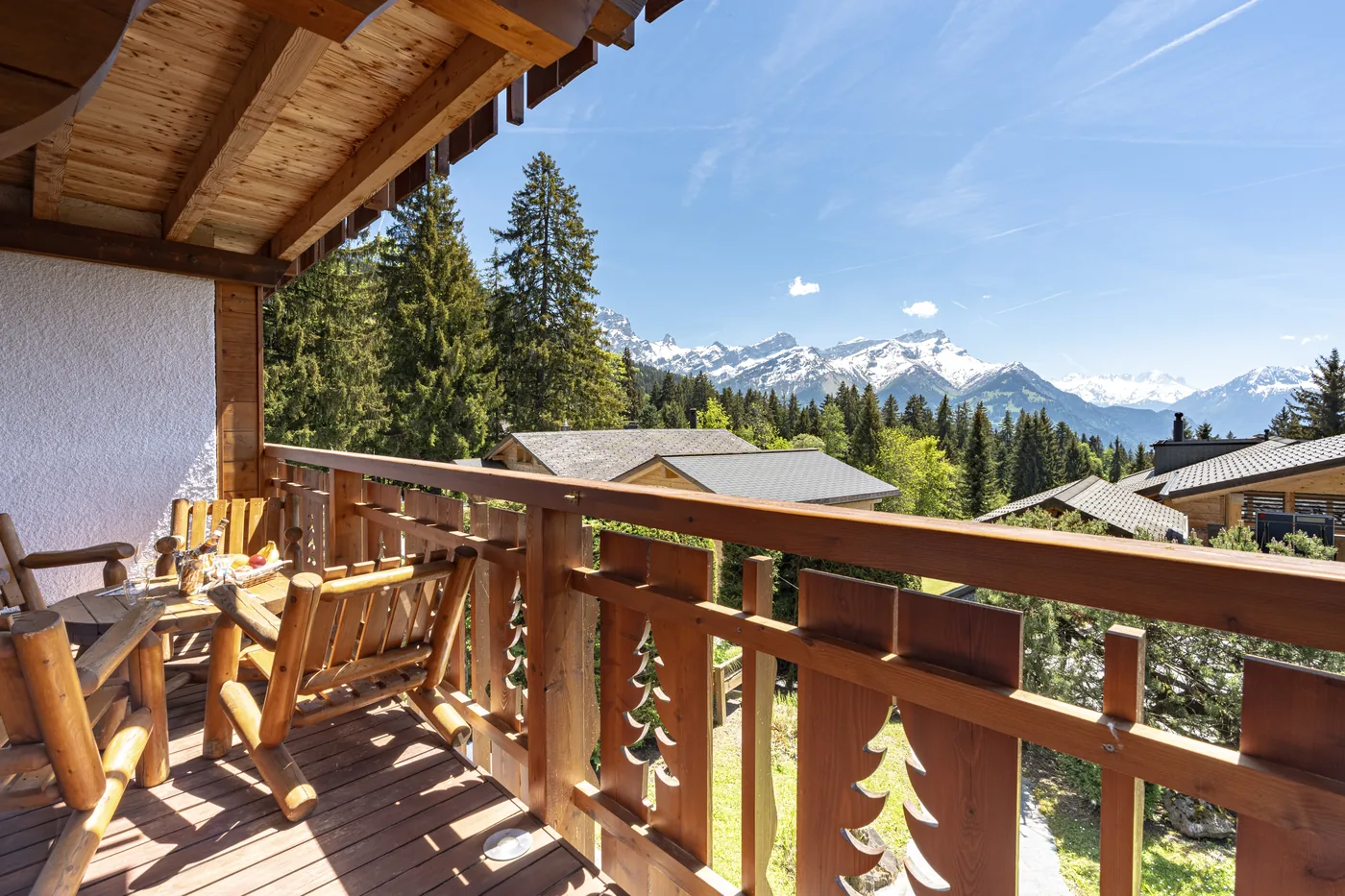 Balcon en bois avec vue sur les montagnes d'un chalet en gestion locative
