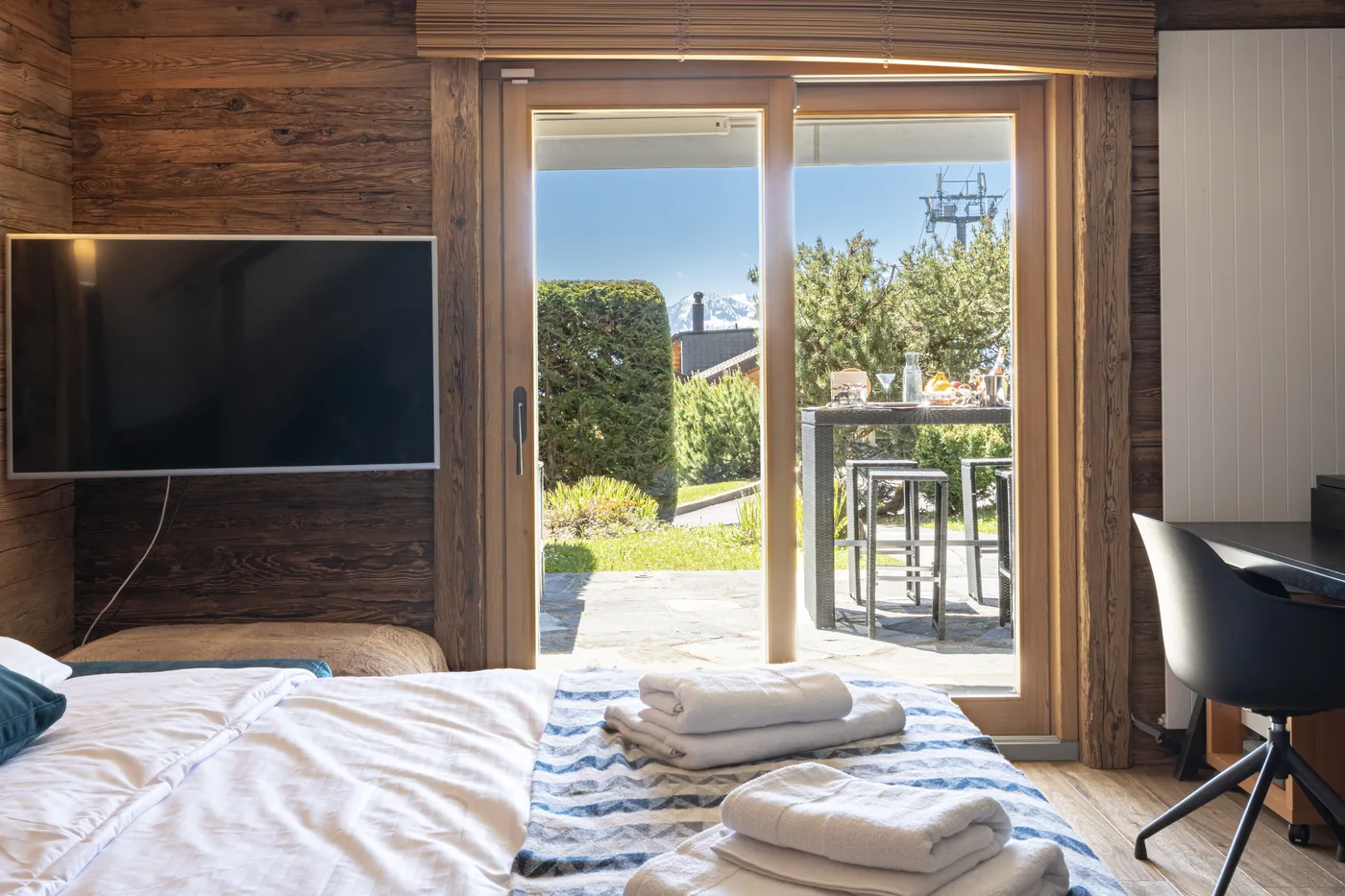 Chambre avec accès au jardin d'un chalet en gestion locative