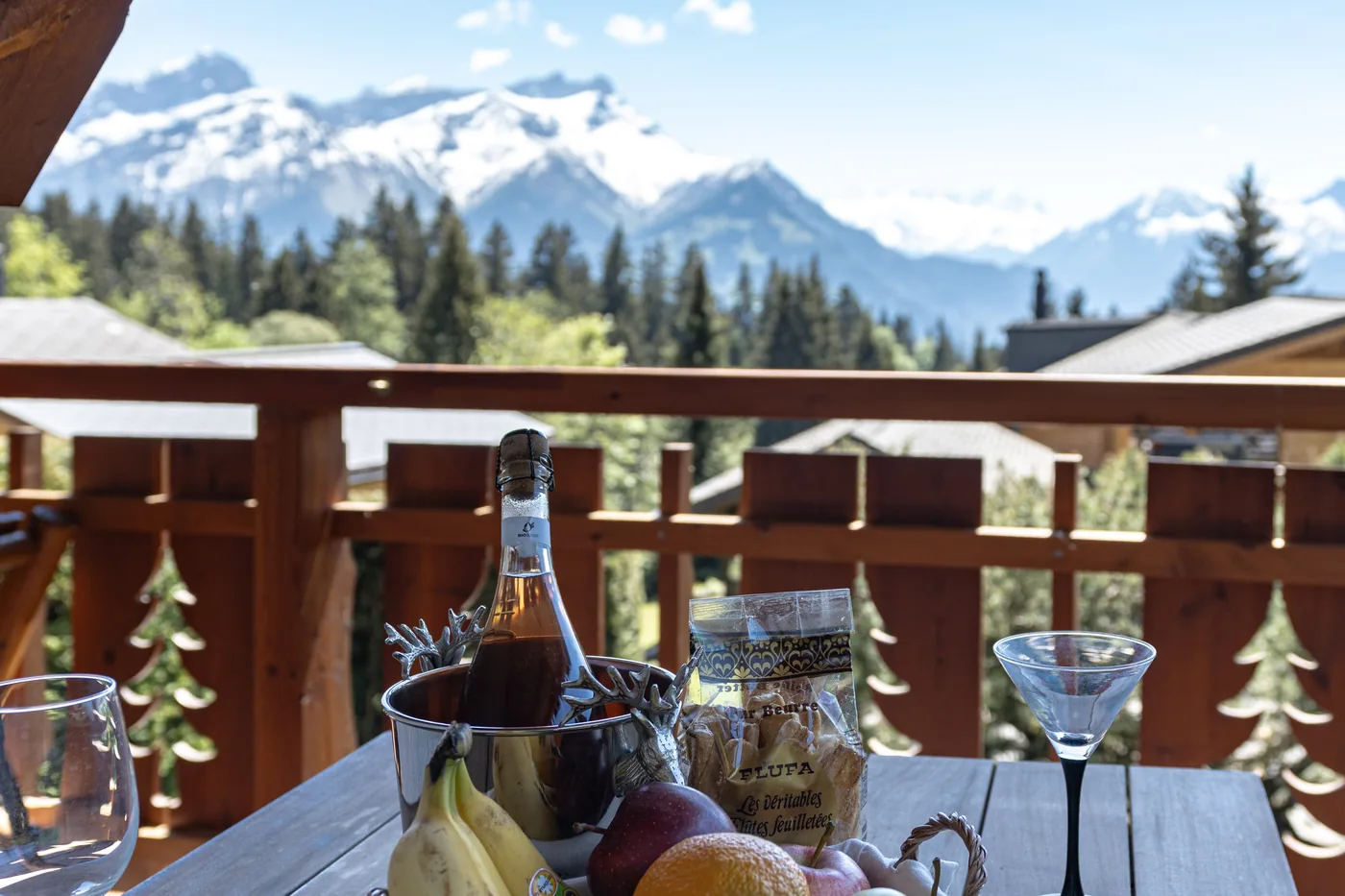Table dressée sur le balcon avec vue montagne d'un chalet en gestion locative