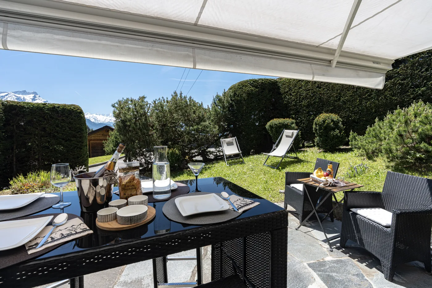 Terrasse avec salon de jardin d'un chalet en gestion locative Séjours Alpin