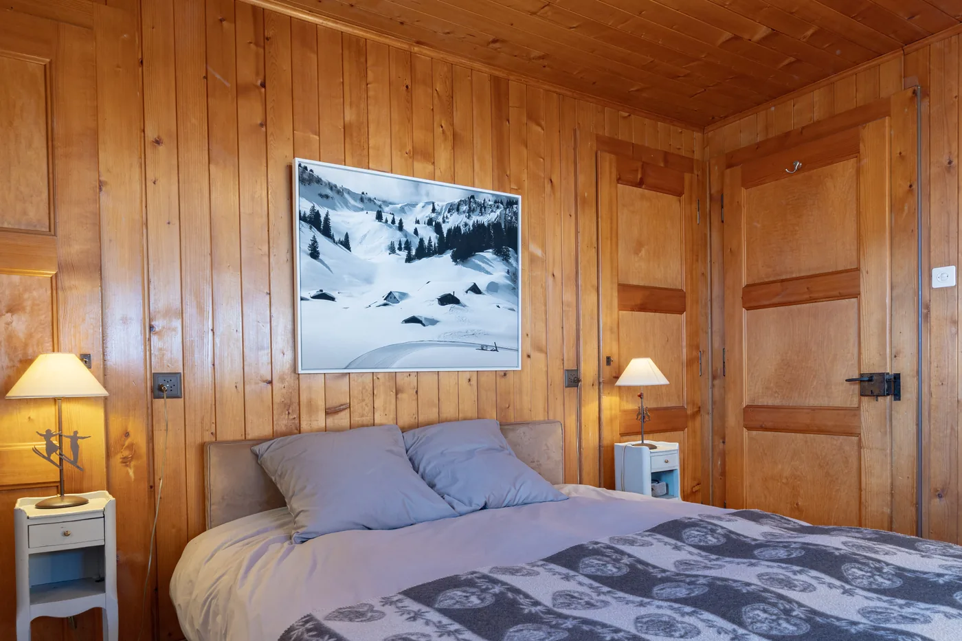 Chambre double confortable d'un logement en gestion locative