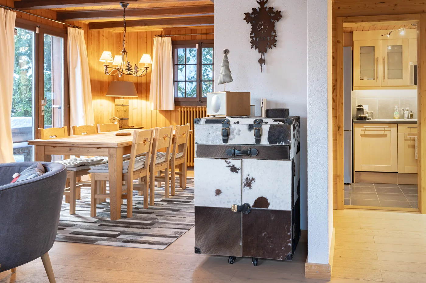 Salle à manger conviviale d'un logement en gestion locative