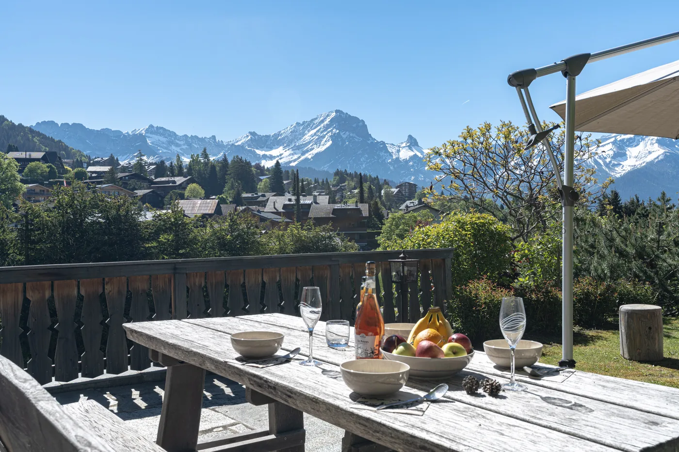 Table dressée en terrasse avec vue dégagée d'un logement en gestion locative