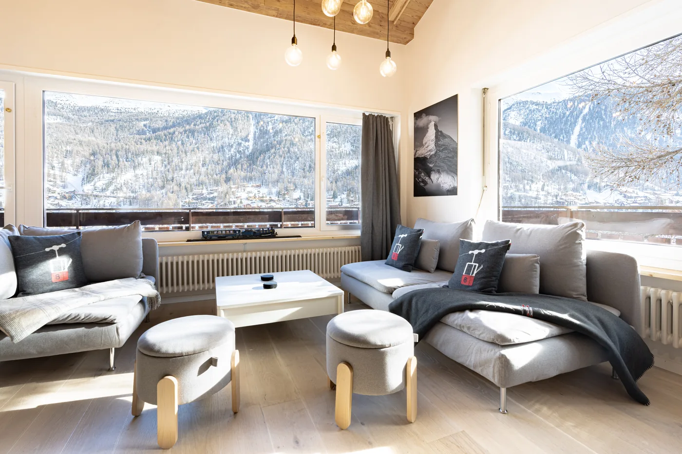 Salon lumineux avec vue montagne d'un appartement en gestion locative Séjours Alpin