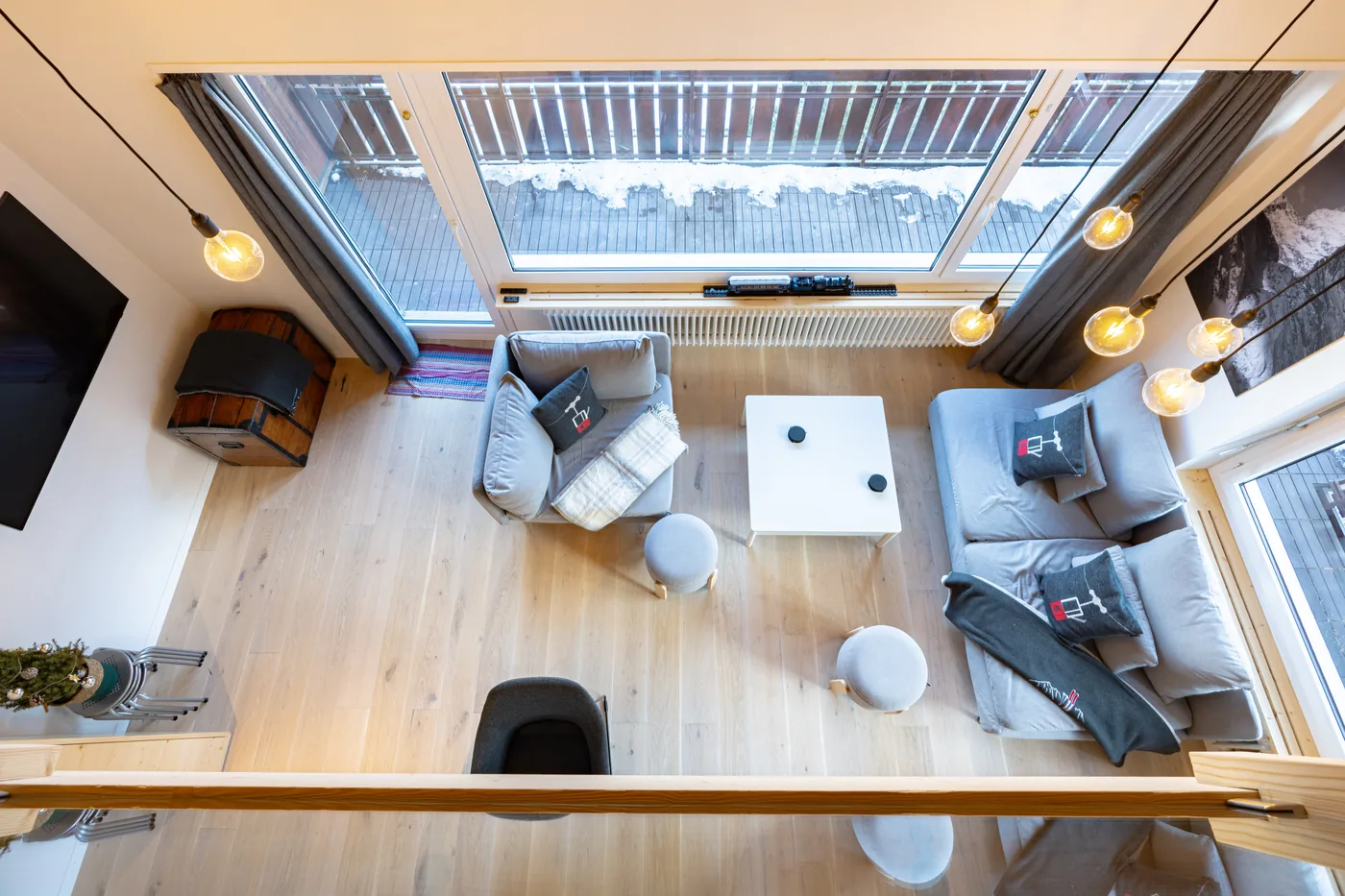 Vue plongeante sur le séjour d'un appartement en gestion locative par notre conciergerie